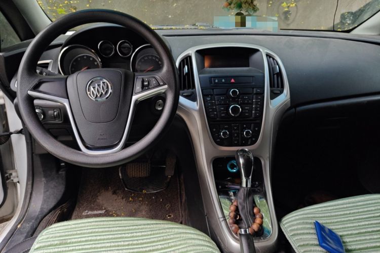 Used Buick GT 2014 XT 1.6L Automatic Fashion Edition Center Console