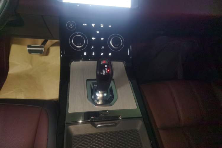 Used Land Rover Range Evoque 2021 Range Rover L 249 PS R-Dynamic SE Luxury Edition Gear Lever