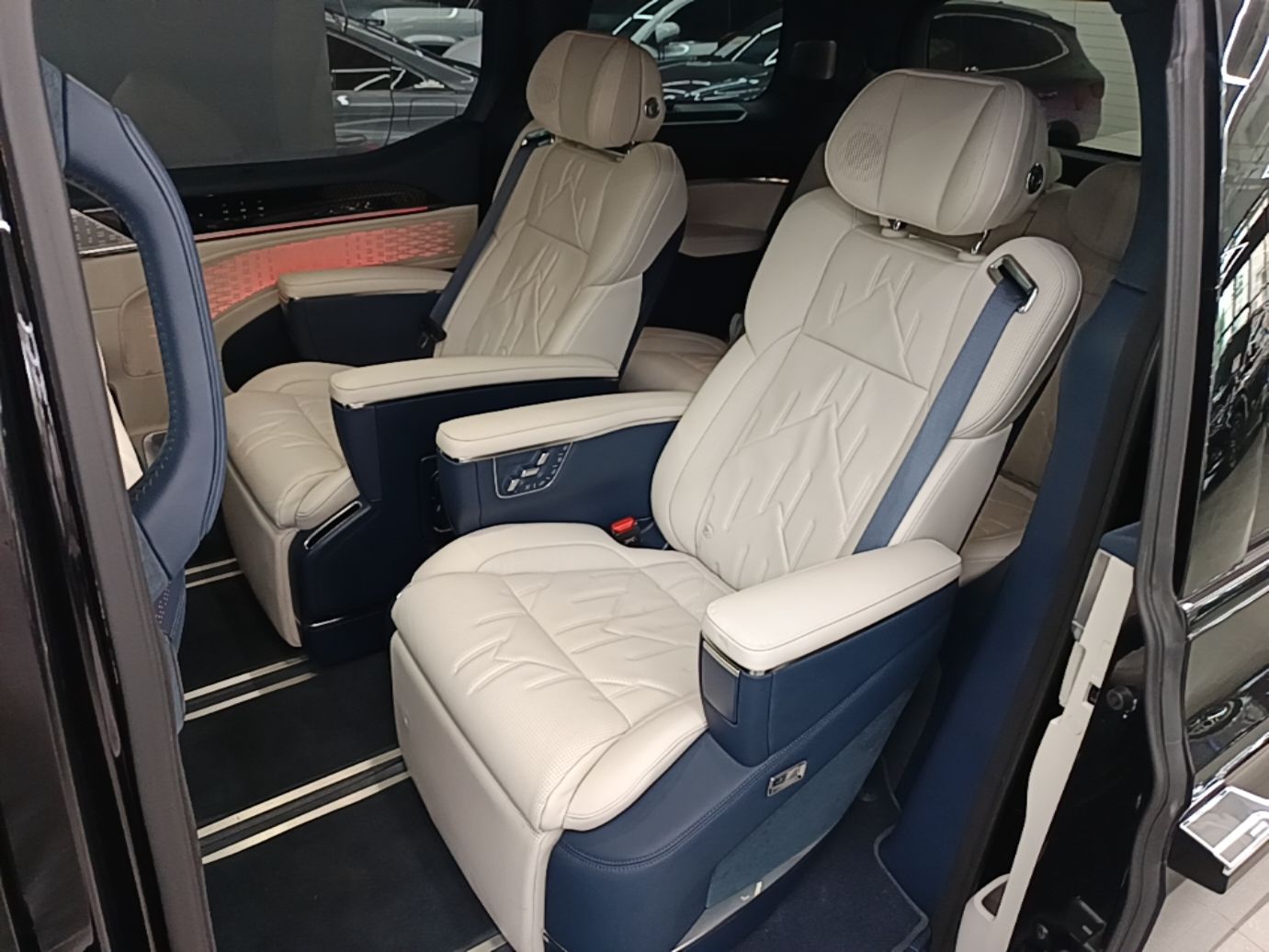Zeekr 009 2024 7-Seater Walk-Through Version Four-Wheel Drive 108 kWh — снимка 20