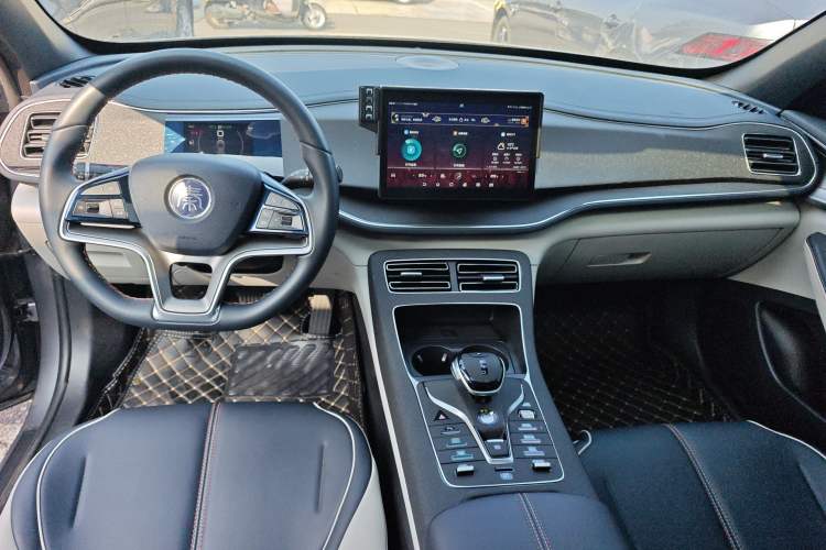 Used BYD Qin PLUS 2024 Honor Edition EV 510KM Beyond Model Center Console
