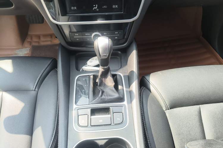 Used BYD Song MAX 2017 1.5T Automatic Smart Connect Luxury 7-Seater Gear Lever