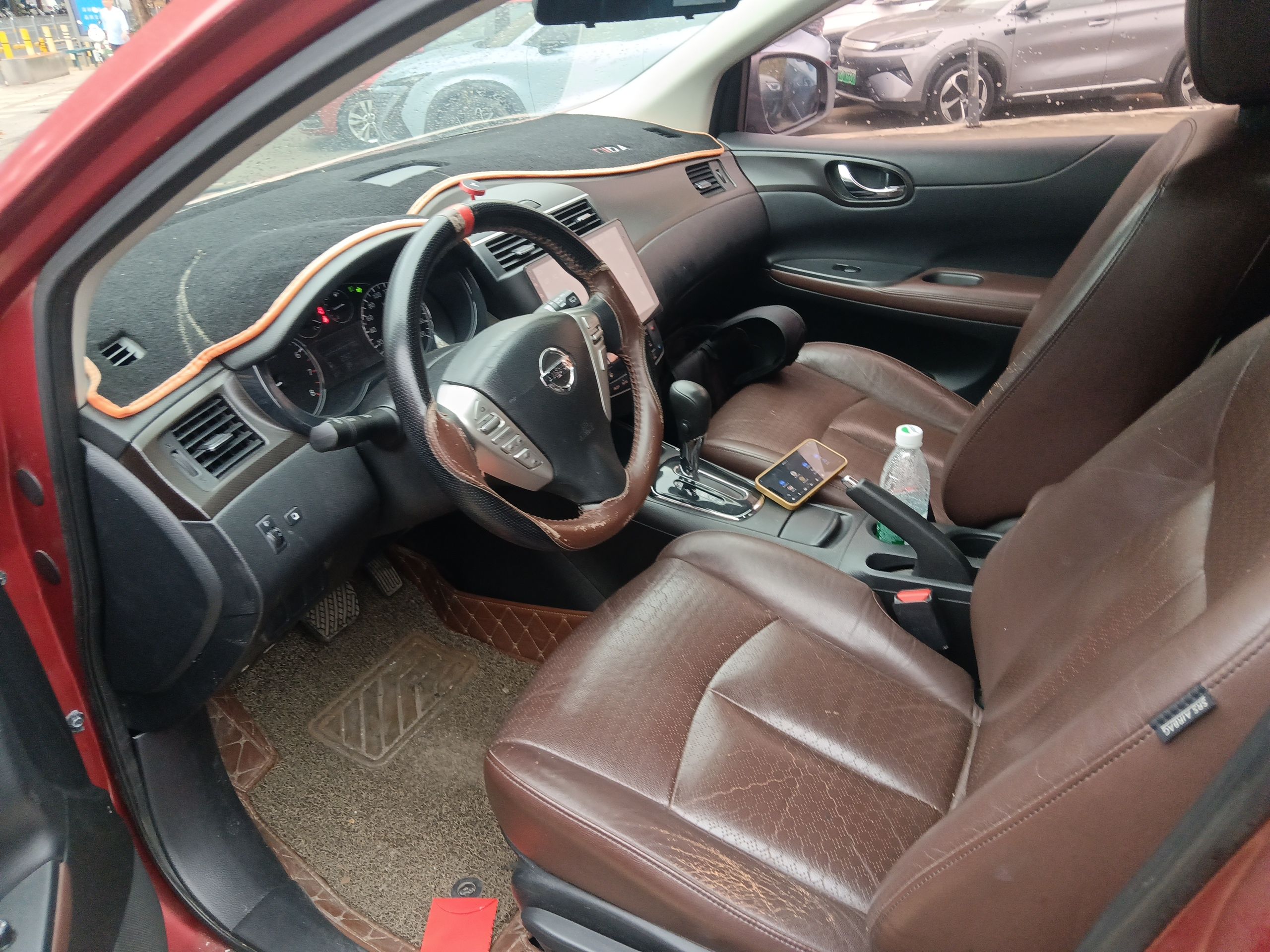 المقاعد الأمامية داخل السيارة