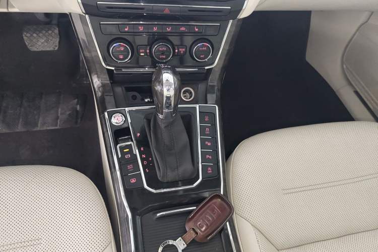 Used Volkswagen Passat 2016 380TSI DSG Ultimate Edition Gear Lever