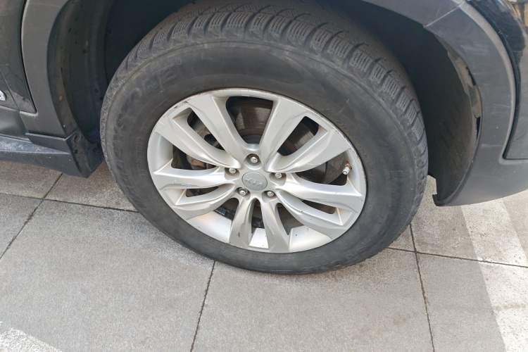 Used Kia Sorento 2012 2.4L Gasoline Comfort Edition Right Front Wheel Hub