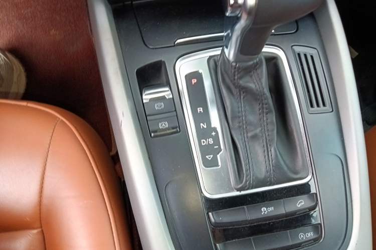 Used Audi Q5 2013 40 TFSI Ambition Gear Lever