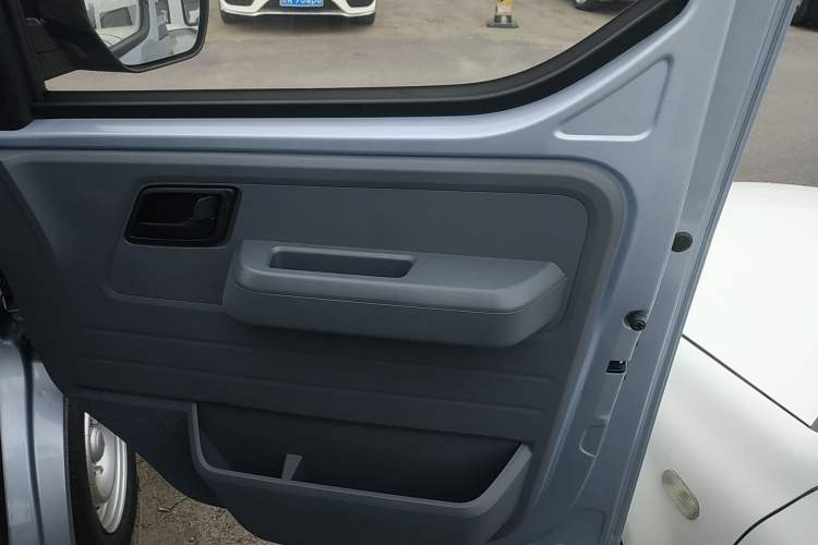 Used Wuling Yangguang 2024 300KM Comfort Version Passenger Van 75kW
