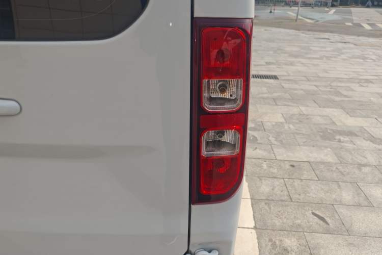 Used Wuling Yangguang 2024 300KM Comfort Version Passenger Van 75kW