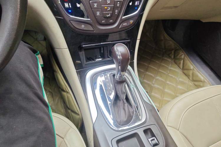 Used Buick Regal 2015 2.0L Elite Fashion Edition Gear Lever