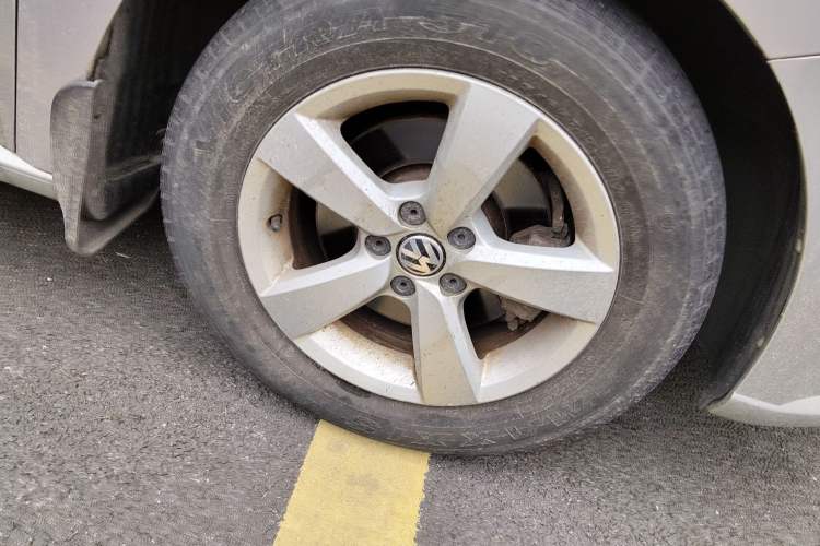 Used Volkswagen Gran Lavida 2013 1.6L Manual Fashion Model
