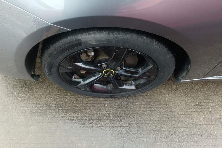 Used Roewe i6 MAX 2020 300TGI Automatic Supreme Edition with Cool Sunroof and Advanced Driving Features Left Front Wheel Hub