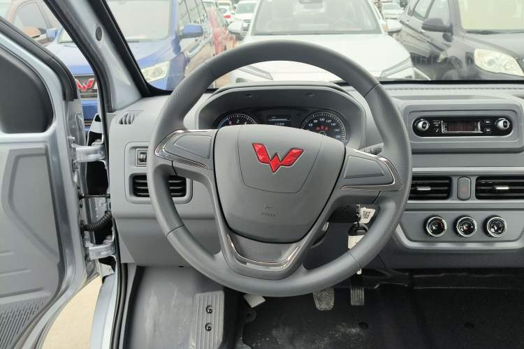 Used Wuling Yangguang 2024 300KM Comfort Version Passenger Van 75kW