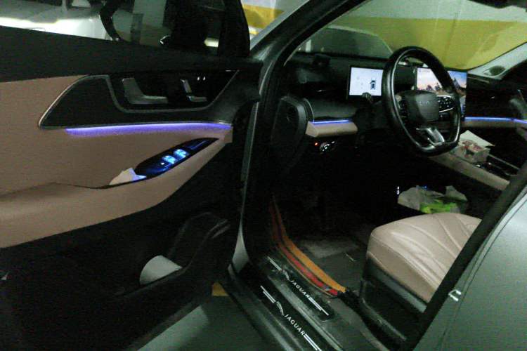 Used Chery Tiggo 8 L 2024 2.0T Two-Wheel-Drive Luxury Version 7 Seats
