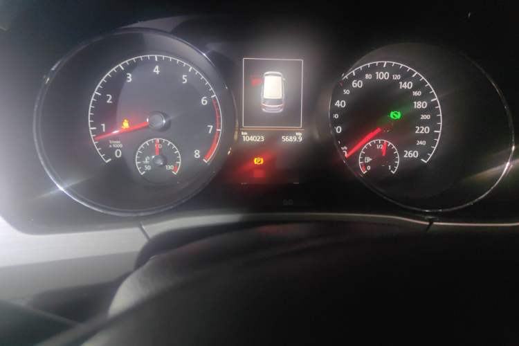 Used Volkswagen Touran 2016 Volkswagen Touran L 330TSI DSG Luxury Edition Odometer Close Up