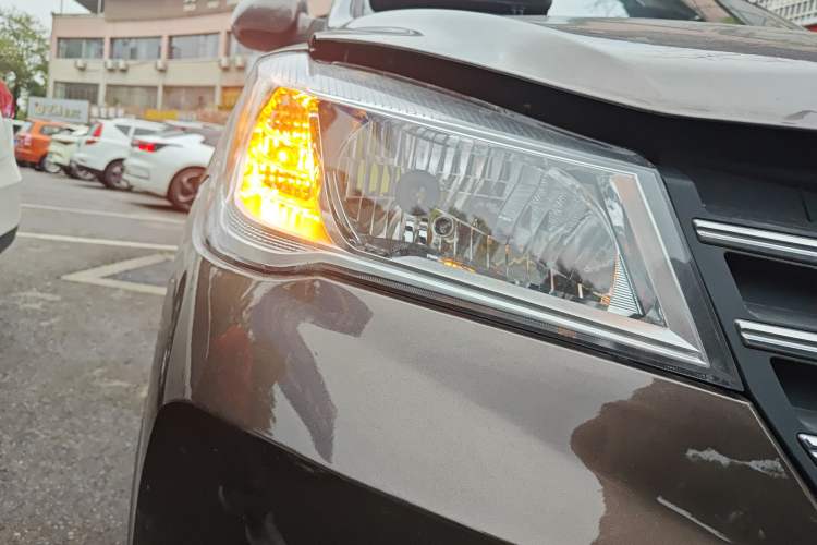 Used Dongfeng Fengon 330 2019 1.5L 330S Manual Comfort Version China VI Standard Right Front Headlight