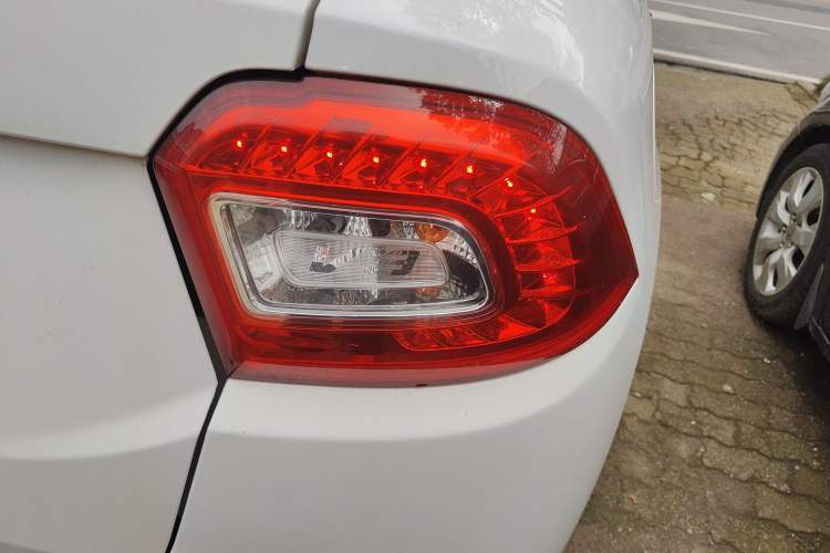 Used Brilliance V3 2015 1.5T Automatic Flagship Model Right Rear Taillight
