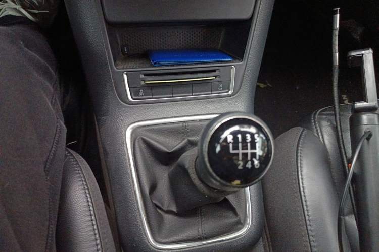Used Volkswagen Tiguan 2015 1.8TSI Manual Two-Wheel-Drive Limited Edition Gear Lever