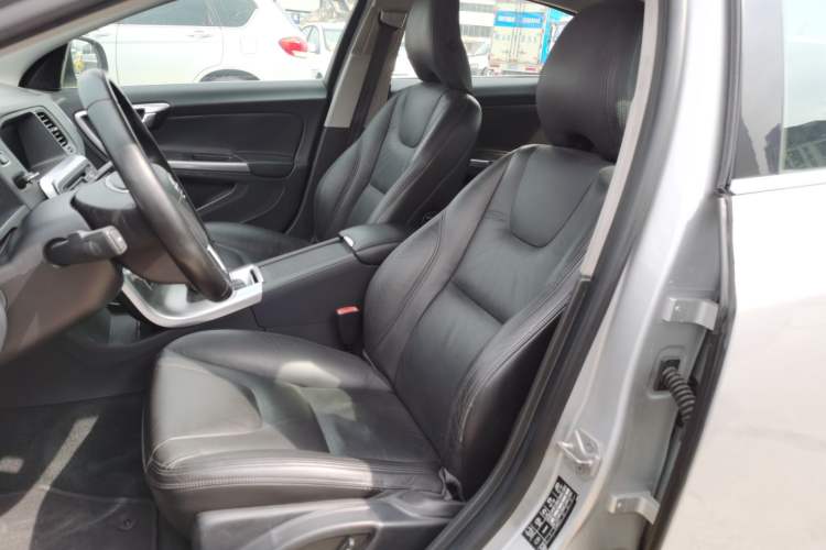 Used Volvo S60 2015 S60L 2.0T Zhiyuan Edition
