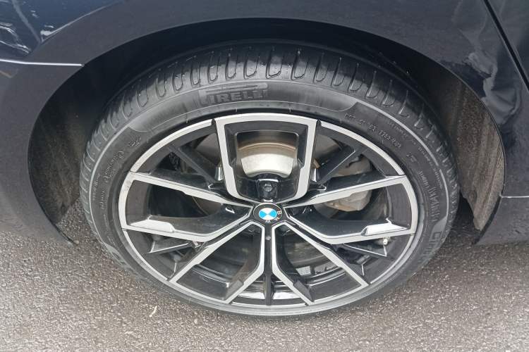 Used BMW 5 Series 2022 Second Facelift 530Li Luxury Version M Sport Package Right Rear Wheel Hub