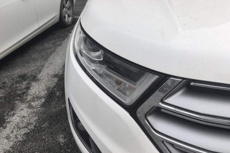 Used Ford Edge 2016 EcoBoost 245 Two-Wheel-Drive Titanium 5-Seater Right Front Headlight