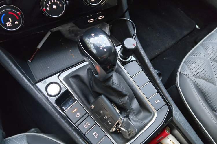 Used Volkswagen Sagitar 2025 300TSI DSG Excellence Edition Gear Lever
