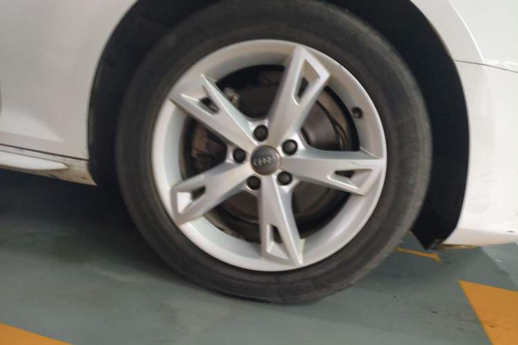 Used Audi A4L 2017 40 TFSI Fashion Model Right Front Wheel Hub