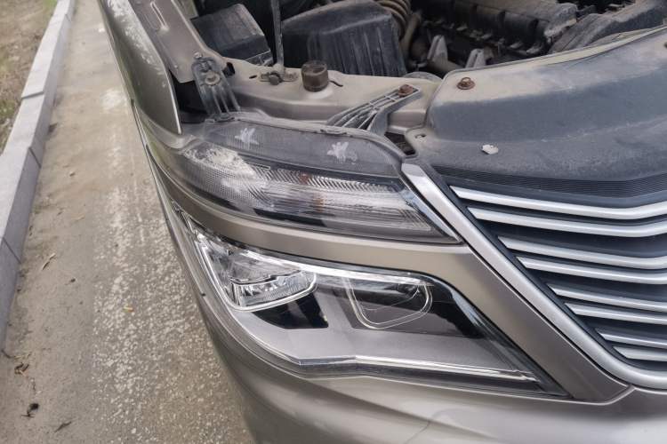 Used FORTHING Lingzhi 2019 M5L 2.0L 9-Seater Comfort Model Right Front Headlight