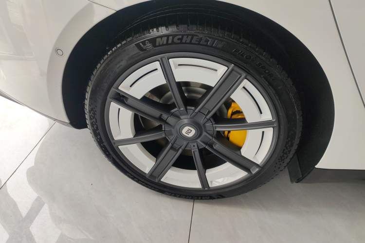 Used Xiaomi Auto SU7 2024 Rear-Drive Ultra-Long Range Advanced Pro-Level Intelligent Driving Version Right Rear Wheel Hub