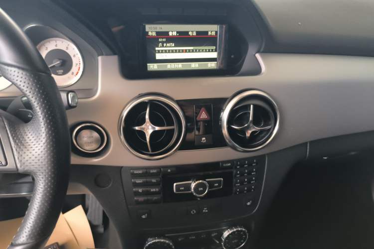 Used Mercedes-Benz GLK-Class 2013 Facelift GLK 300 4MATIC Fashion Edition Audio And AC Panel