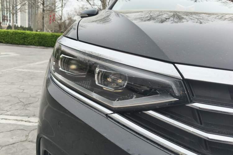 Used Volkswagen Magotan 2020 380TSI DSG Luxury Version Right Front Headlight