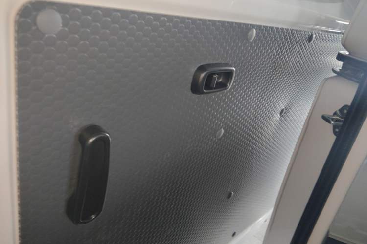 Used Wuling Yangguang 2025 Model 310KM Bus Edition—Customized by CATL