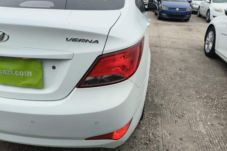 Used Hyundai Verna (older generation) 2014 1.4L Automatic Smart GLS Right Rear Taillight