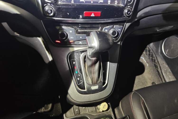 Used Haval M6 2017 1.5T Automatic Two-Wheel Drive Elite Model Gear Lever