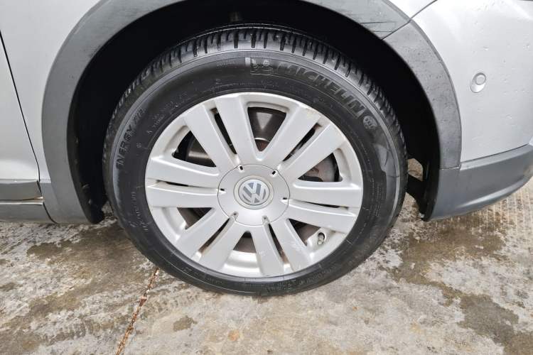 Used Volkswagen Golf 2011 1.4TSI Cross Golf Right Front Wheel Hub