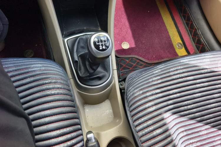 Used Hyundai Verna (older generation) 2014 1.4L Manual Smart GLS Trim Gear Lever