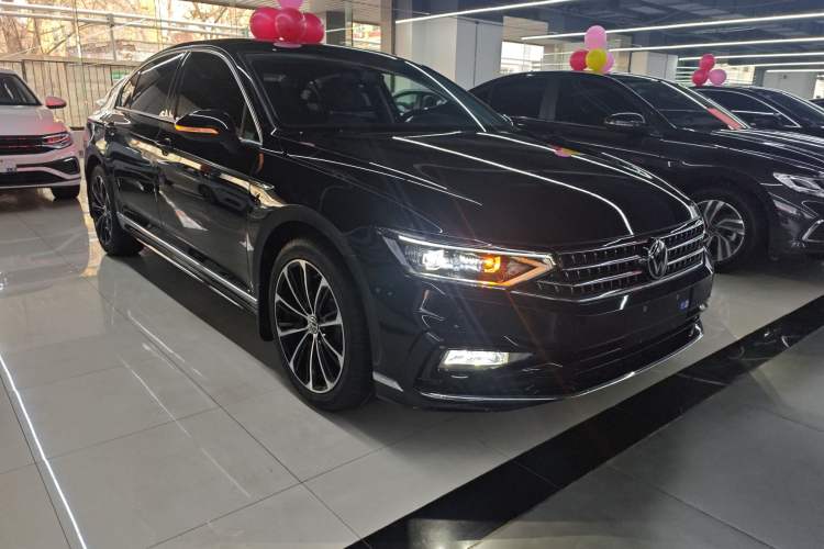 Used Volkswagen Magotan 2025 Zhongxiang Version 330TSI DSG Luxury Edition
