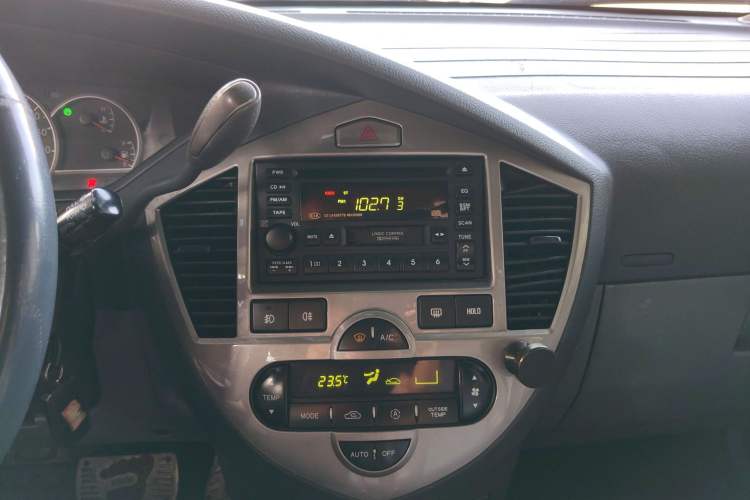 Used Kia Carens 2005 2.0L Audio And AC Panel