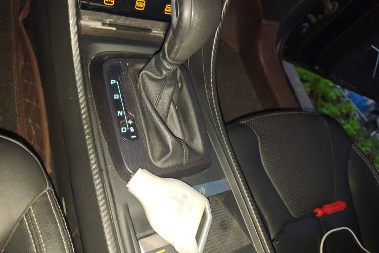 Used JMC Yusheng S330 2016 1.5L GTDi Automatic Two-Wheel Drive Flagship Edition Gear Lever