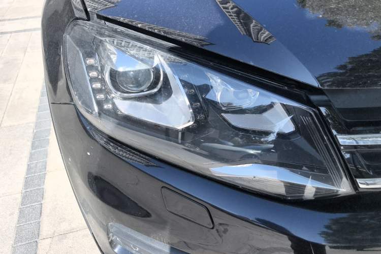 Used Volkswagen Touareg 2015 3.0 TSI Audacious Limited Edition Right Front Headlight