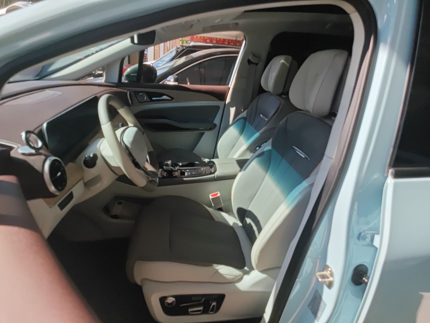 المقاعد الأمامية داخل السيارة