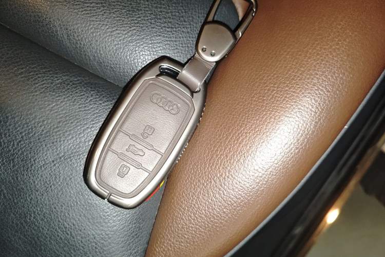 Used Audi Q5 2017 Plus 40 TFSI Comfort Model Vehicle Key