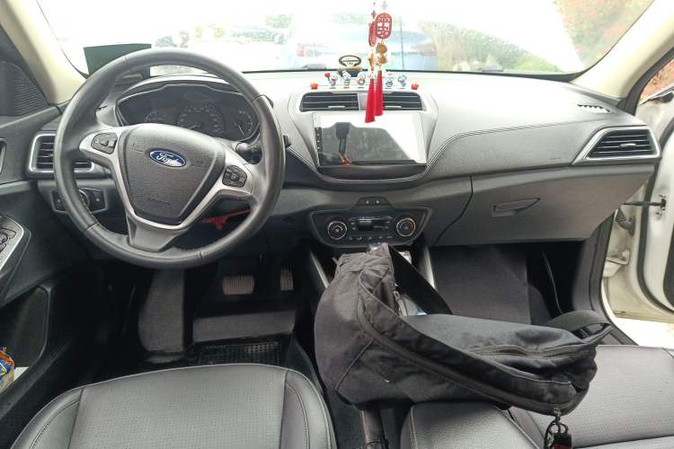 Used Ford Escort 2015 1.5L Automatic Fashion Model Center Console