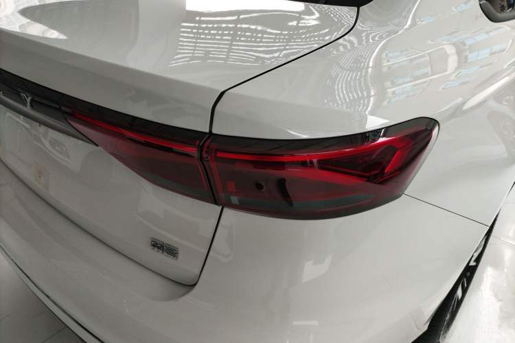 Used Geely Auto Emgrand 2026 Model 4th Generation 4 Millionth Anniversary Model 1.5L CVT Starry Edition Exterior 3