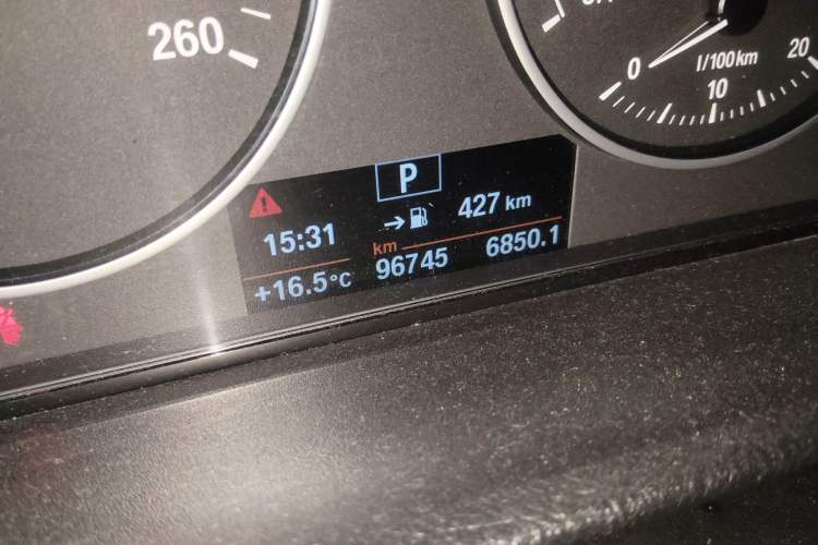 Used BMW 3 Series 2016 328Li Fashion Model Odometer Close Up