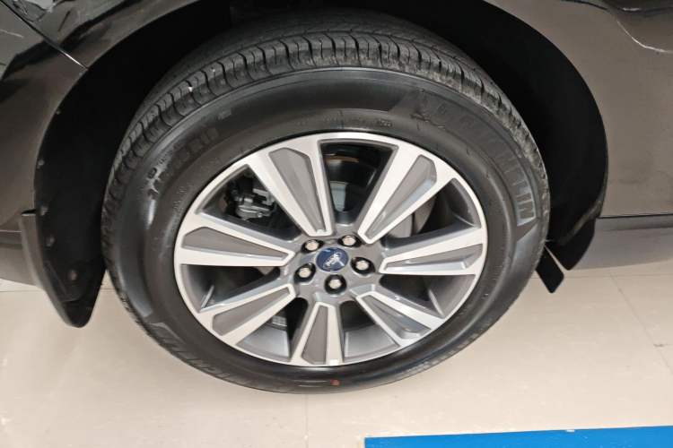 Used Ford Edge 2021 PLUS EcoBoost 245 Two-Wheel-Drive Platinum Edition 5 Seats
