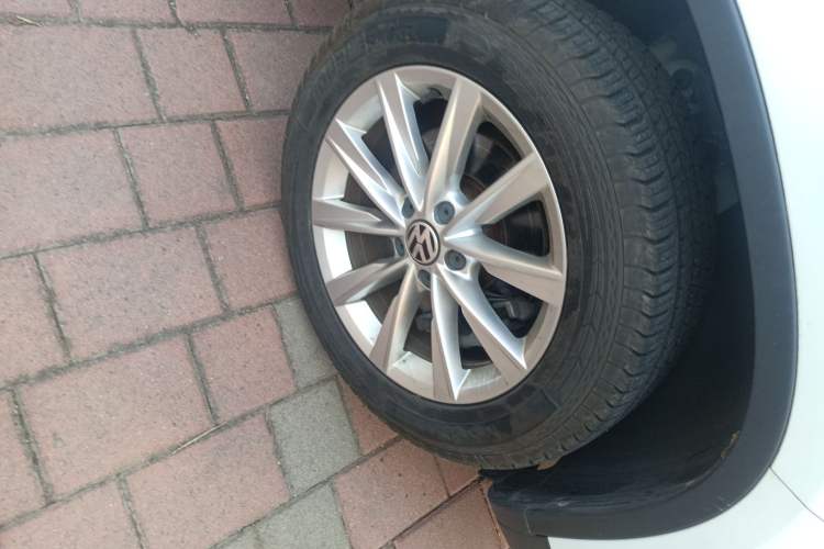 Used Volkswagen Tiguan 2016 280TSI Automatic Two-Wheel-Drive Silk Road Style Edition Right Front Wheel Hub