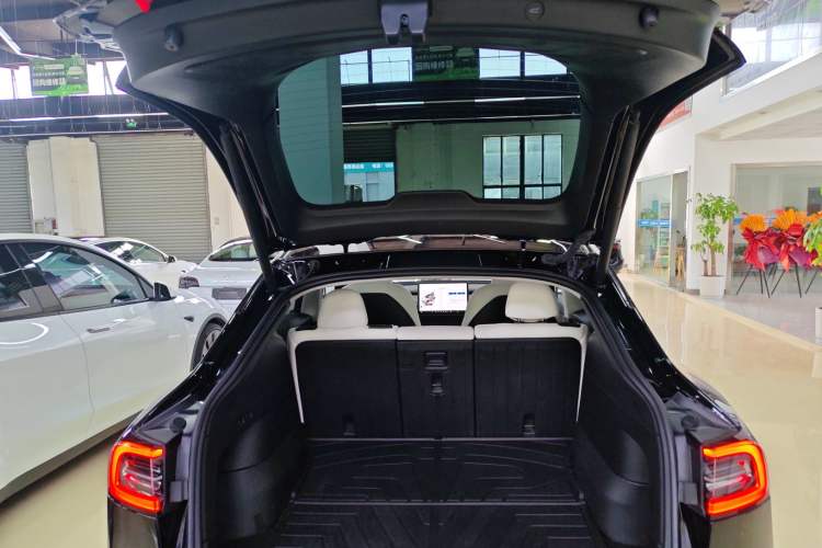 Used Tesla Model Y 2023 Long-Range All-Wheel-Drive Version Trunk