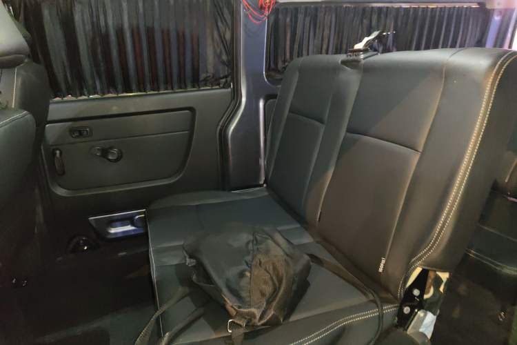 Used Jinbei Gold Hiace 2021 2.0L Passenger Van Travel Lion 6-Seater
