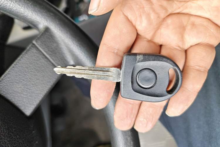 Used Dongfeng Yufeng 2021 2.3T V9 Logistics Vehicle Short Wheelbase Mid-Roof Design 5-9 Seater China V Emission Standard WP2.3