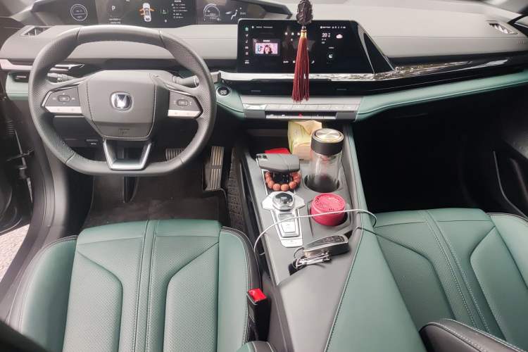 Used CHANGAN UNI-V iDD 2024 Blue Whale Smart Electric iDD 136km ZhiKu Model Center Console