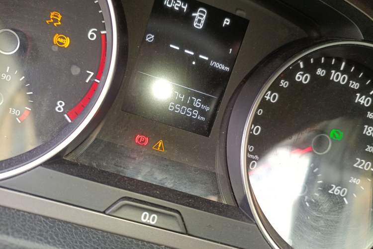 Used Volkswagen Golf 2016 1.6L Automatic Fashion Model Odometer Close Up